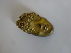 Arany női fej, kitűző, hossza 5 cm. Jókai.
