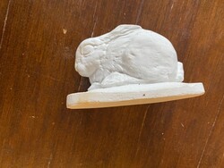 Gipszből készült nyuszi figura. Képzőművészeti iskolai szobrász munka. Mérete:13X7 cm