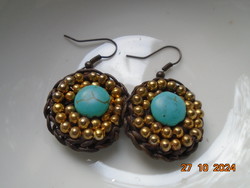 Vintage kézműves fűlbevaló türkiz  gyönggyel,2 soros arany színű apró gyöngy rámában,horgolt hátlap