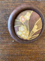 Antik,régi bross/kitűző. Festett selyem belsővel. Kerete fából. 4 cm átmérőjű. Szép állapotban.