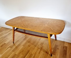 Mid-century dohányzóasztal nádazott polccal