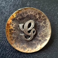 ﻿﻿Vintage iparművész kalapált fém kerek bross rátett G monogrammal