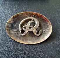 Vintage iparművész kalapált fém ovális bross rátett R monogrammal