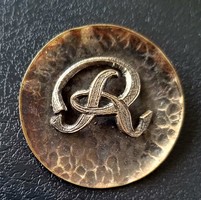 ﻿﻿Vintage iparművész kalapált fém kerek bross rátett R monogrammal