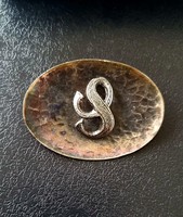 ﻿﻿Vintage iparművész kalapált fém ovális bross rátett S monogrammal