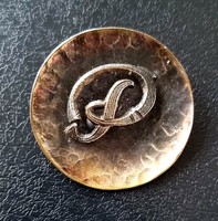 ﻿﻿Vintage iparművész kalapált fém kerek bross rátett P monogrammal
