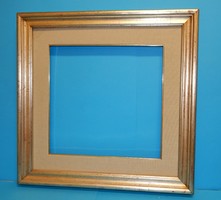 Mélyprofilú metálezüst keret minőségi paszpartuval 55 x 54 cm-es kűlső mérettel, ajándék nyomattal