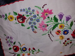 Himzett szép asztali futó, terítő, 70x34cm