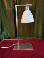 Art deco stílusú fém asztali lámpa,tejfehér búrával.