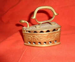 Virágmintás sárgaréz vasaló