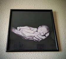 Különböző keretezett faliképek üveg előlappal, Anne Geddes fotókkal