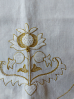 Díszterítő úrihímzéssel