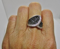 Különleges kézműves ezüst gyűrű, fényes fekete kövekkel