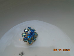 Vintage medál Swarovski jellegű kristályokkal karmos foglalatban