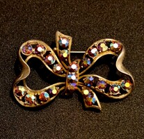 Vintage masni alakú színjátszós kristályokkal díszített bross kitűző