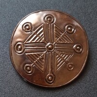 Vintage fém iparművész dekoratív kör alakú dombor mintás bross kitűző