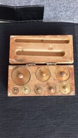 Régi réz patikai súlykészlet dobozában, 712 g. doboza 14 x 6,5 x 4 cm