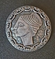 Vintage iparművész által készített női fejet ábrázoló patinás bross kitűző