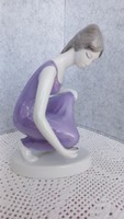 Hollóházi lila ruhás vízmerítő porcelán nő, 18,5 cm, talp 11,5 x 7 cm, hibátlan