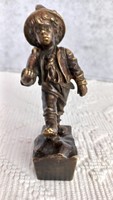 Antik bronz jelzett fiú puskával 9,5 x 7 cm, 340 g., szépen kidolgozott