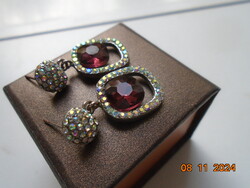 Vintage fülbevaló fazettált gránát kővel Swarovski jellegű kristályokkal