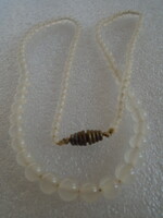 Csodaszép csiszolású rózsakvarc nyaklánc antik szerelékkel, növekvő szemekből 1940-50 évekből