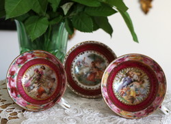 Altwien jellegű, bájos zsáner jelenetes finomporcelán 3 db mokkás csésze egyben, hibátlanok