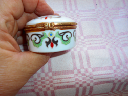 Porcelán ékszertartó doboz , fém szegéllyel 6 cm