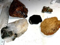 Gyüjtői ásványok kollekció: Jarosit,Aurichalcit,Muszkovit,Phosphates, Beryl - nyers ásványok