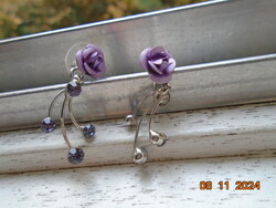 Kézzel készült pici lila rózsákkal,lila csiszolt kövekkel fehéraranyozott fülbevaló