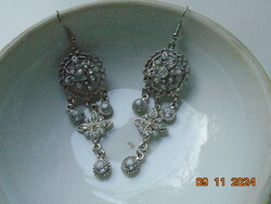 Vintage ezüstözött filigrán hosszabb fülbevaló rozettával,csiszolt kövekkel