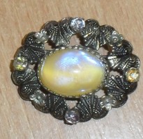 Antik ezüstözött bross, jáde kővel, irrizáló strasszokkal, foglalatban. 4x3 cm. 2 cm- jáde kő.