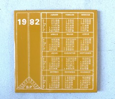 1982-ES NAPTÁR DÍSZÍTÉSŰ BUDAPESTI PORCELÁN GYÁR MÁZAS KERÁMIA CSEMPE KÉP