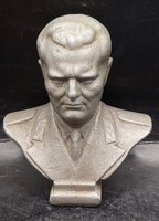 Josip Broz Tito mellszobor, öntött vasból, 10 cm-es. 8852