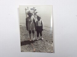 Régi kép fotó fénykép - gyerekek, testvérek a vízparton