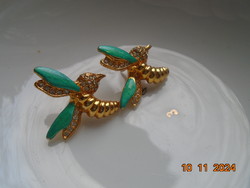 Vintage Aranyozott madár fülbevaló csiszolt kövekkel,irizáló zöld zománcos szárnyakkal