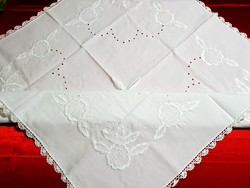 ÚJ! Fehér virág mintával hímzett terítő horgolt széllel 87 x 87 cm
