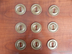 Klasszicista stílusú réz bútor kulcspajzs,felületkezelve van.  Mérete,átmérő,5 cm.
