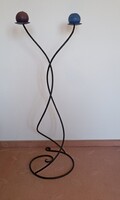 Egyszerű,minimalista,de mutatós 1,0 m magas kovácsoltvas gyertyatartó, két db gömb gyertyával