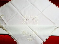 ÚJ! Fehér virág mintával hímzett terítő horgolt széllel 87 x 86 cm