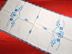 ÚJ! Kalocsai mintával hímzett terítő, futó horgolt széllel 94 x 44 cm
