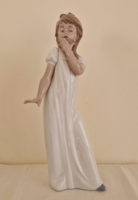 Lladro Nao ásító kislány hálóingben 29cm