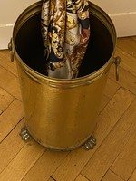Nagyon szép réz esernyőtartó,oroszlánkörmös lábakkal.Esernyő nélkül.Ausztriából Mérete:20 cmx40 cm