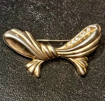Vintage arany színű kristályokkal díszített masni alakú bross kitűző