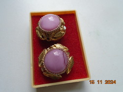 SONJA norvég designer jelzett klipsz aranyozott plasztikus levél mintával,látványos rózsaszín kővel