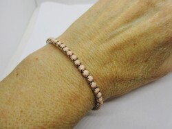 Szép karkötő rózsaszín kövekkel