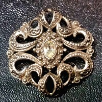 Vintage ezüst színű áttört, közepén kristállyal díszített bross kitűző