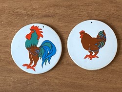 WC SZIMBÓLUMOK - FESTETT KEREK PORCELÁN LAPON KAKAS ÉS TYÚK BAROMFI UDVAR ÁLLATOK