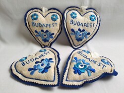 Matyó mintával hímzett szív alakú akasztható filc dísz, tűpárna, Budapest felirattal