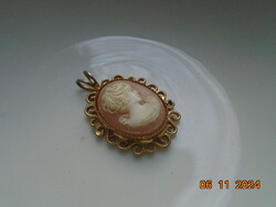Kamea női profillal,kézzel faragott kagylóból ,aranyozott filigrán rámában